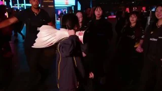 Поговаривают, что они идут к этой стене уже несколько часов 😱